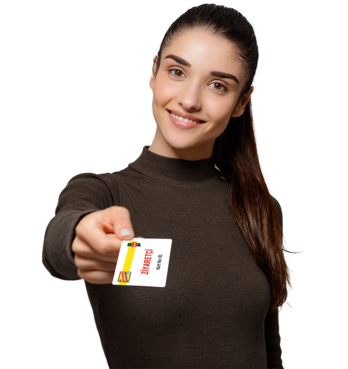 Plastik kart uzatan kad�n